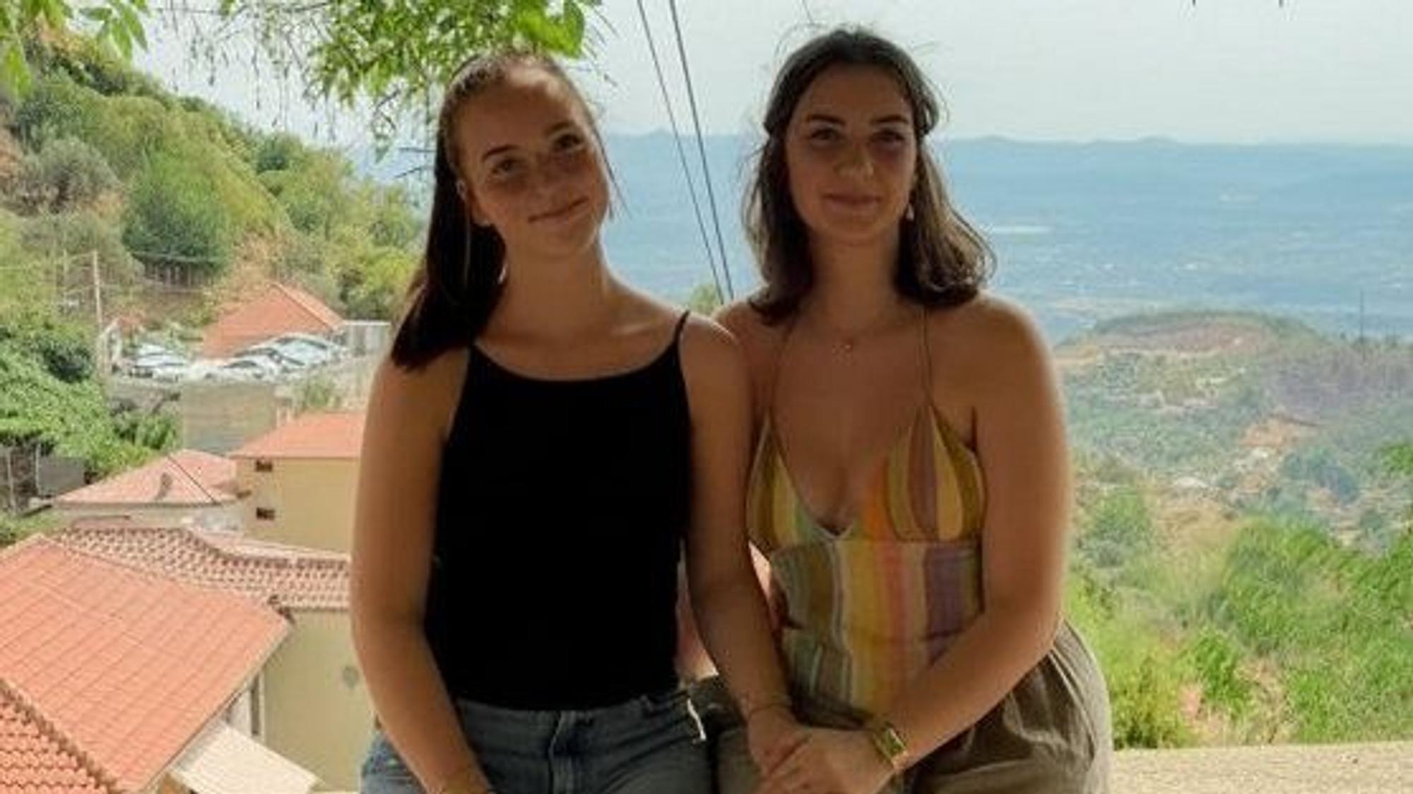 Melina Völl (27, re.) und ihre Schwester Johanna (16): Im Urlaub in Albanien fanden sie zwei Straßenhunde, die sie jetzt retten möchten.