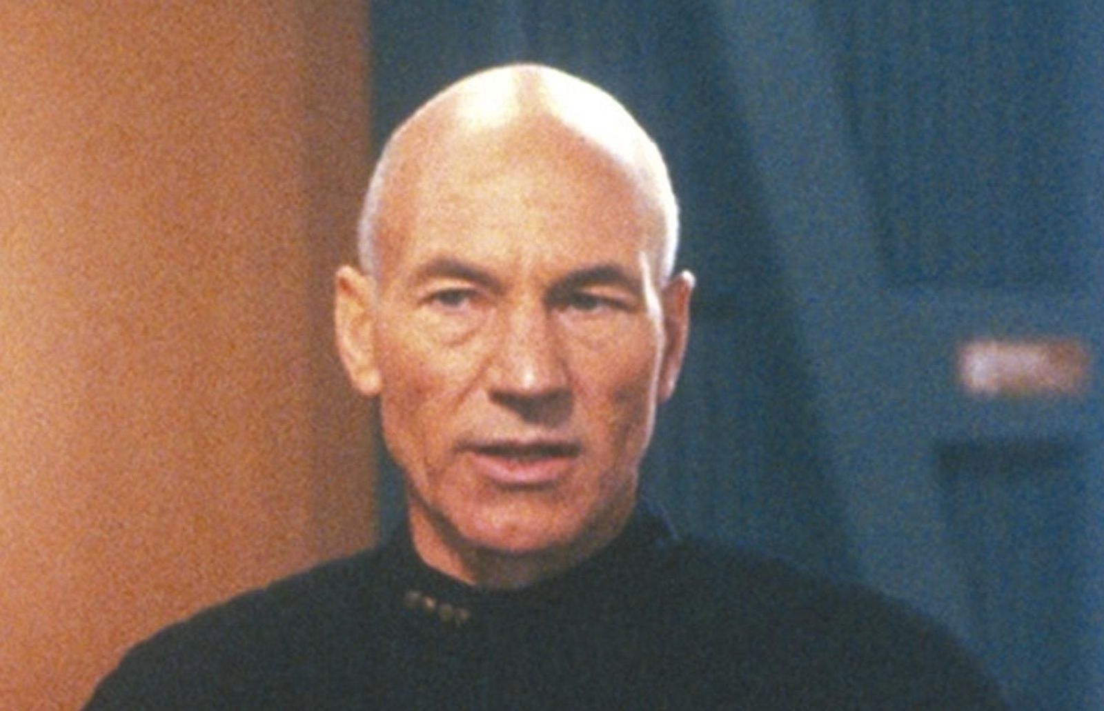 Er stand in Shakespeare-Stücken auf der Bühne, doch Weltruhm erlangte Patrick Stewart als besonnener Captain Jean-Luc Picard in „Star Trek: The Next Generation“. In Anspielung auf seine Theater-Erfahrung durfte er in dieser Rolle auch des Öfteren Shakespeare zitieren. (Bild: Paramount)
