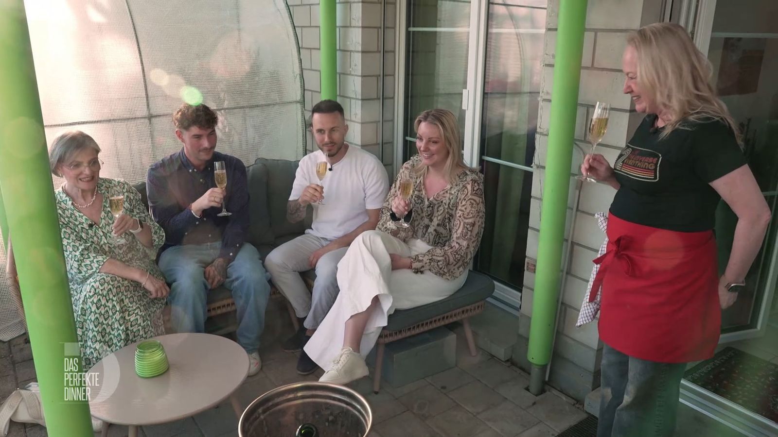 Elena, Kilian, Riccardo, Michelle und Patricia (v.l.n.r.) stoßen auf die „Dinner“-Woche in Zürich an.
 (Bild: RTL)