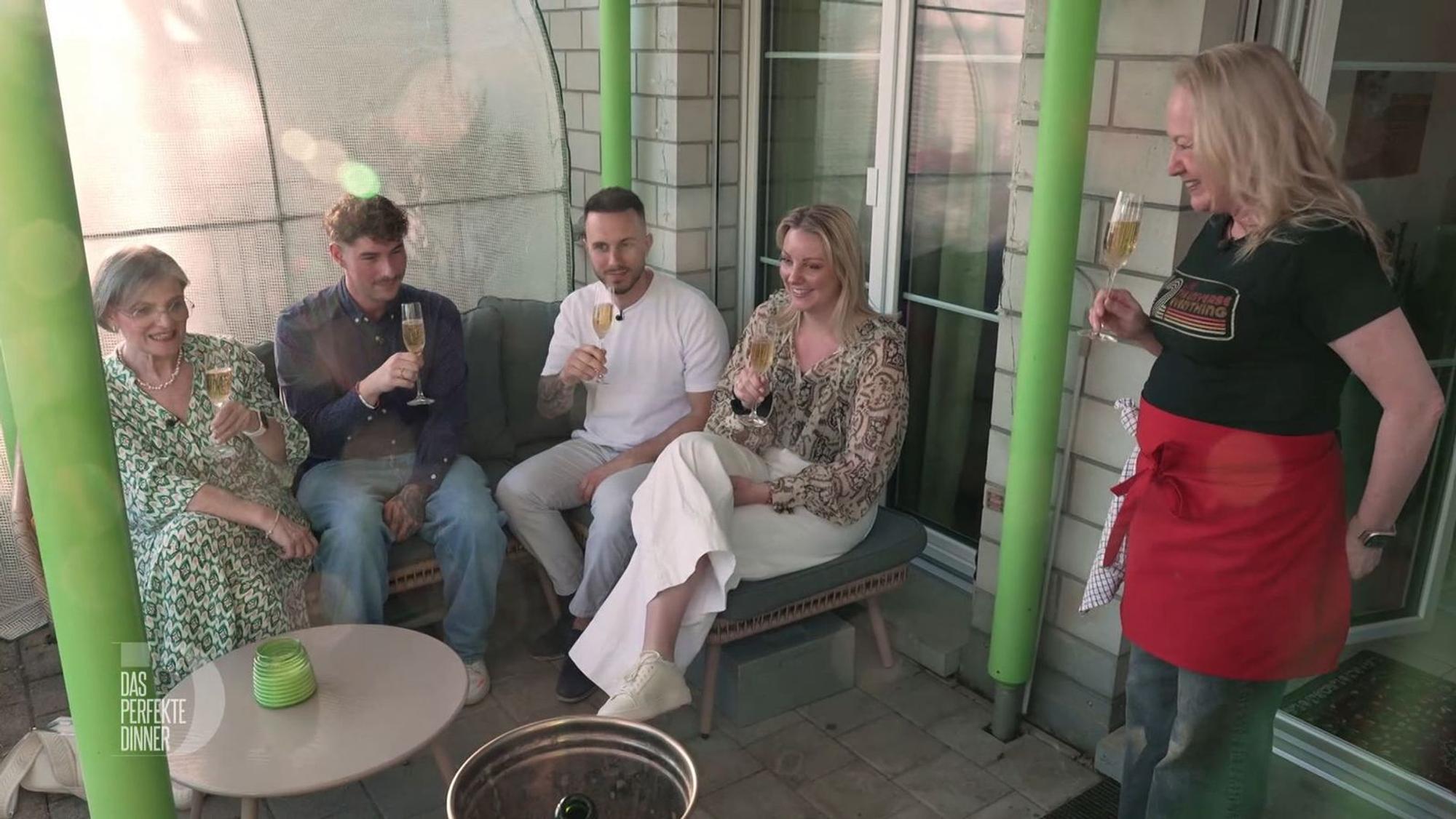 Elena, Kilian, Riccardo, Michelle und Patricia (v.l.n.r.) stoßen auf die „Dinner“-Woche in Zürich an.
(Bild: RTL)