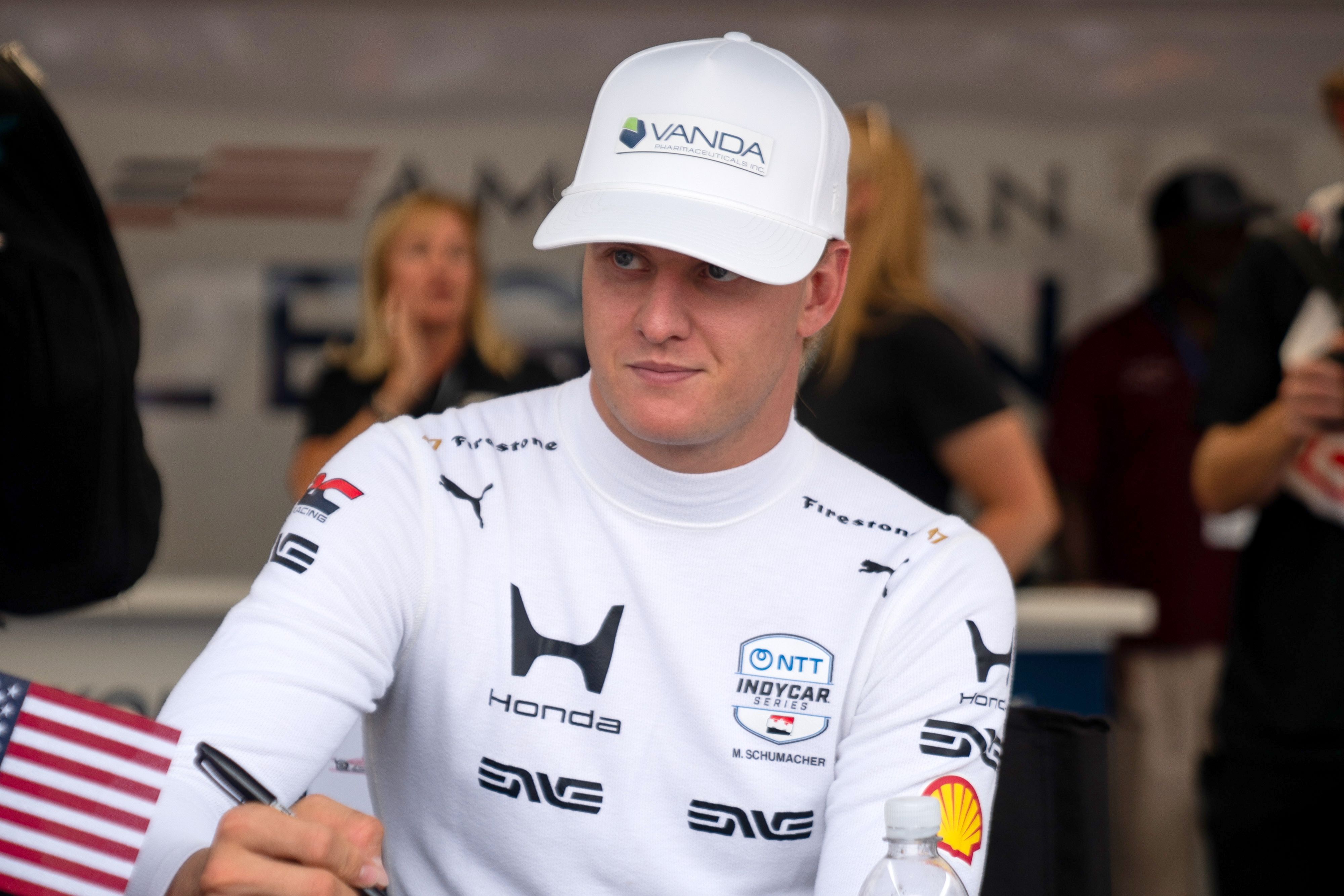 Mick Schumacher nimm an einer Autogrammstunde teil.