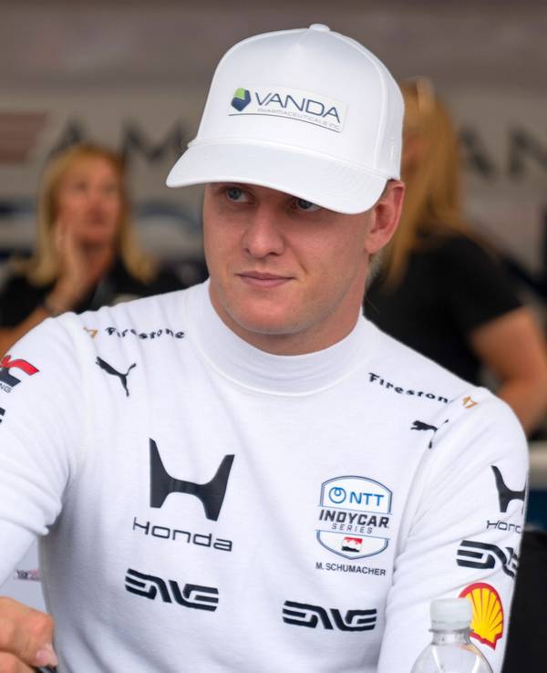 Mick Schumacher nimm an einer Autogrammstunde teil.