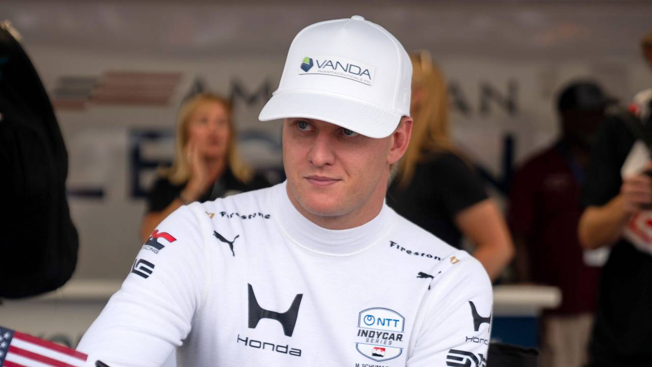 Mick Schumacher nimm an einer Autogrammstunde teil.
