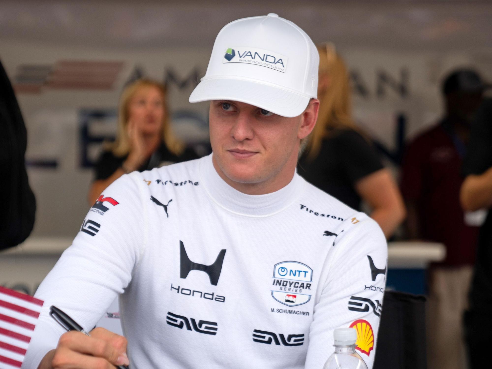 Mick Schumacher nimm an einer Autogrammstunde teil.