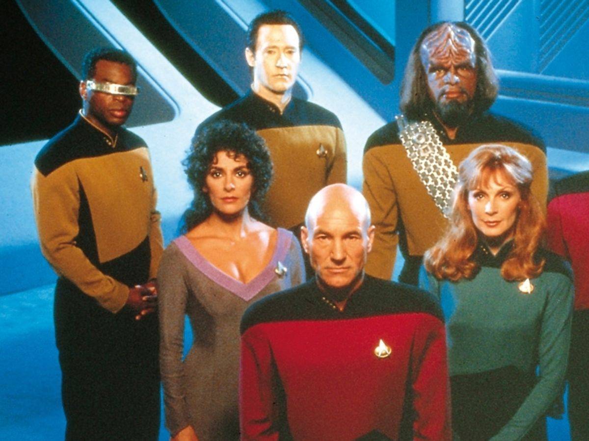 Captain Jean-Luc Picard (Patrick Stewart, Mitte) führte sieben Staffeln lang die beste Enterprise-Besatzung aller Zeiten an. (Bild: Paramount)