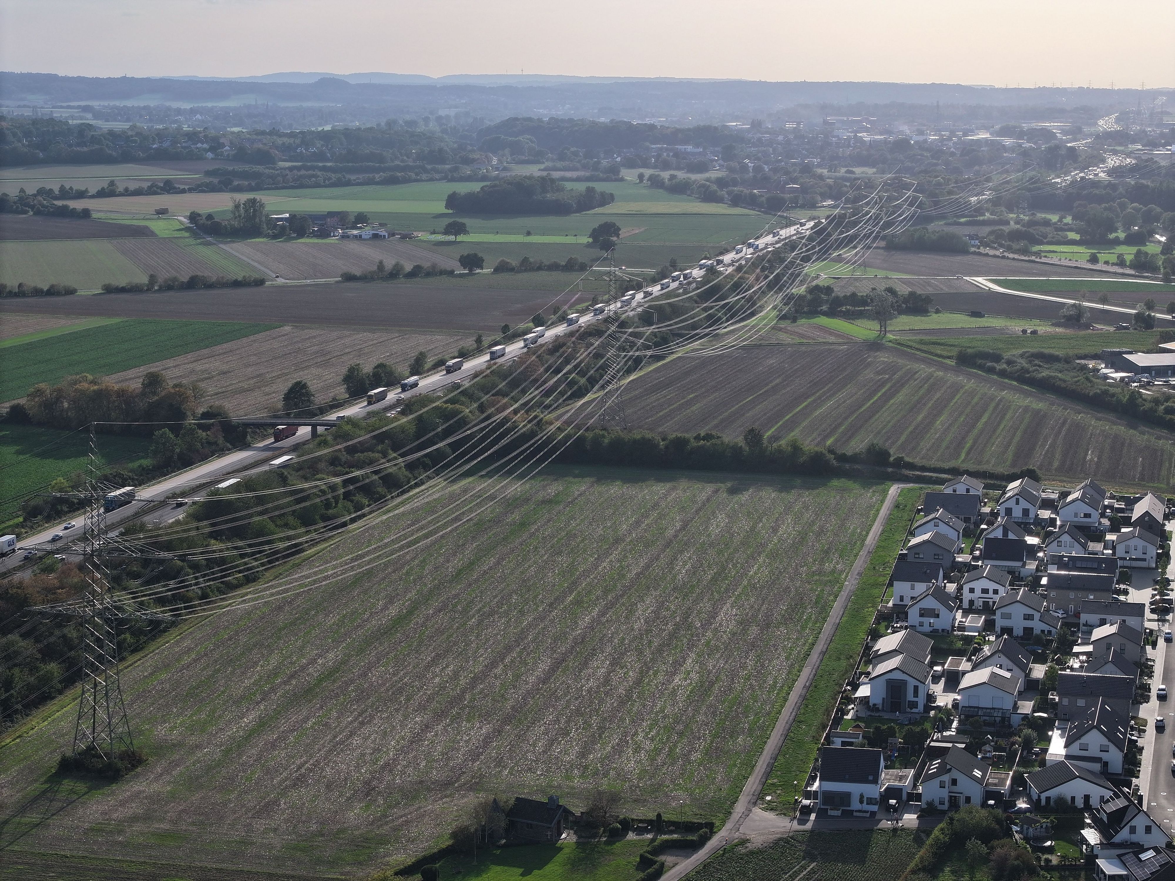 Weisweiler: Stromleitungen sind neben einem Abschnitt der Autobahn 4 zu sehen, der zeitweise am Montag (7. September) gesperrt war.
