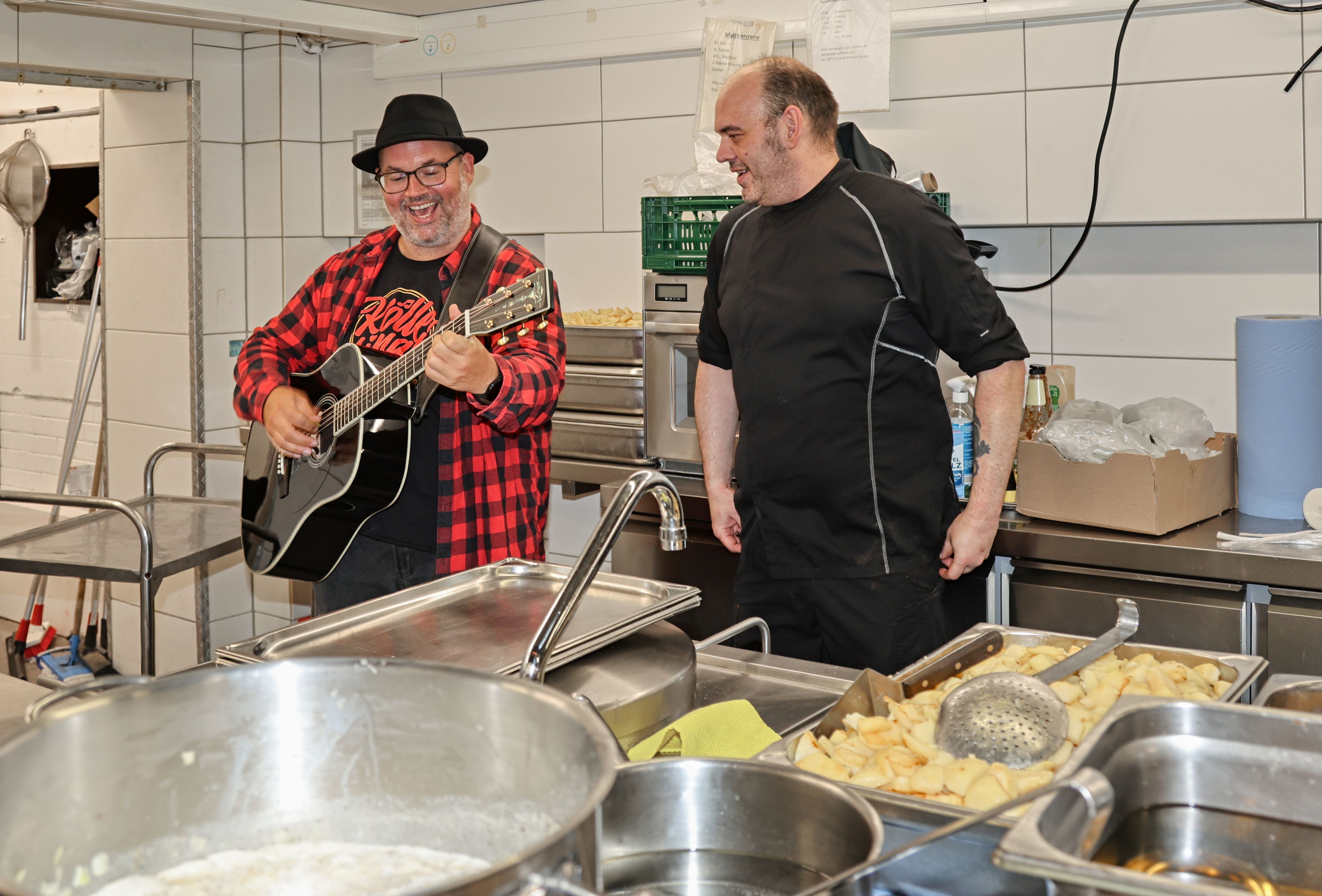 Björn Heuser singt für Koch Chris im Brauhaus.