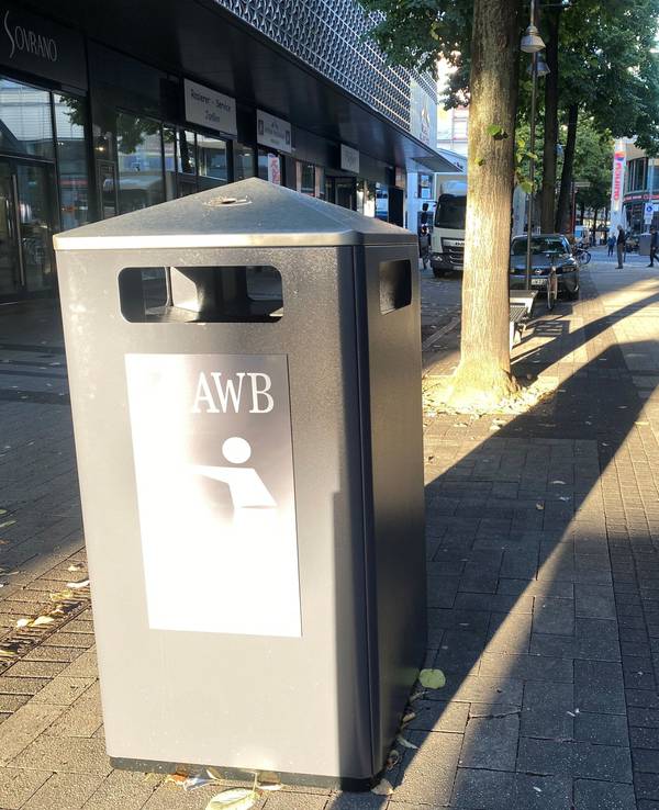 Abfallbehälter auf der Breite Straße