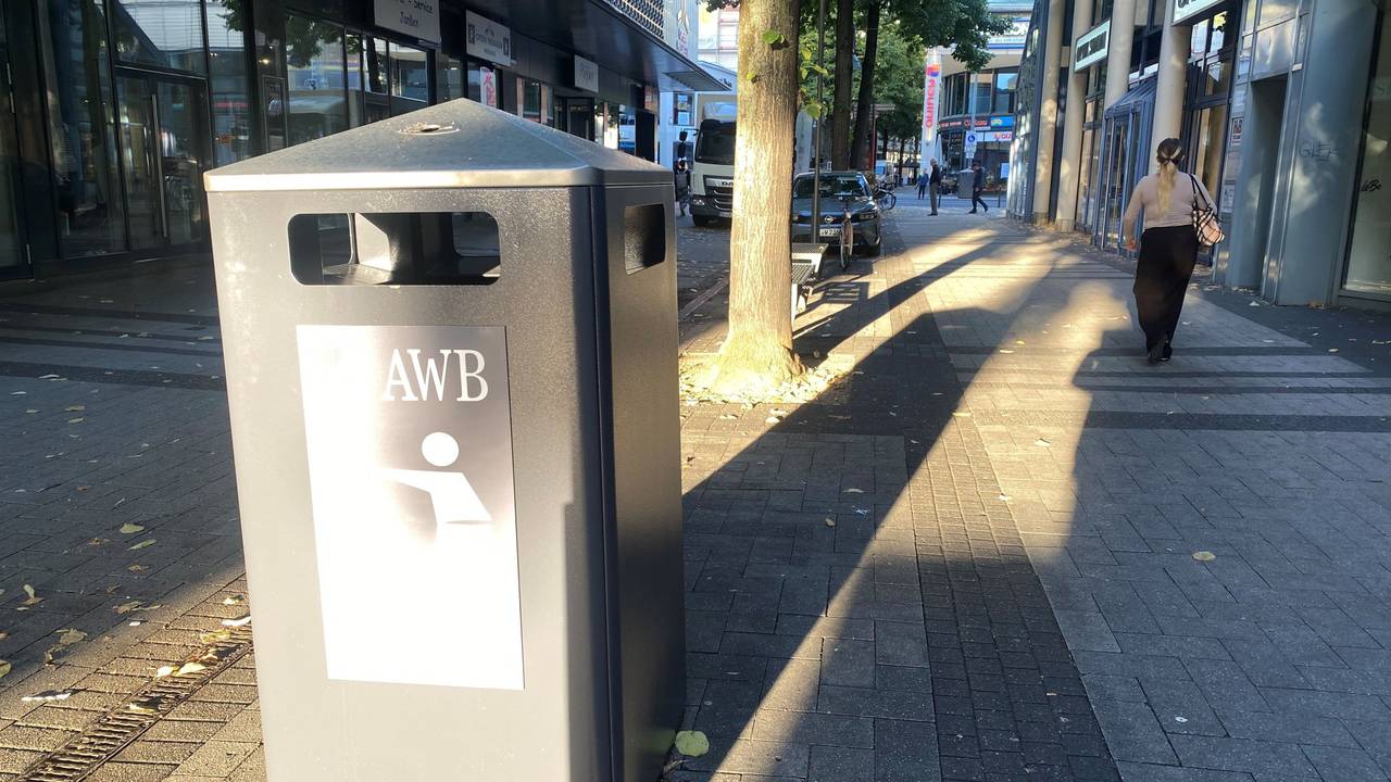 Abfallbehälter auf der Breite Straße