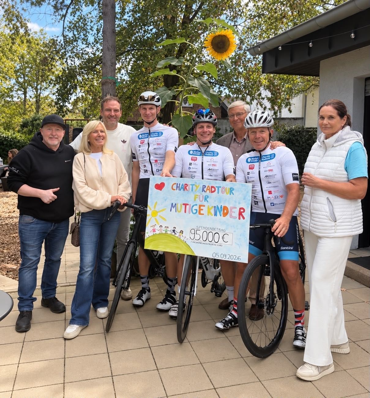 Gruppenbild nach der Charity-Radtour des Vereins „Mutige Kinder“.