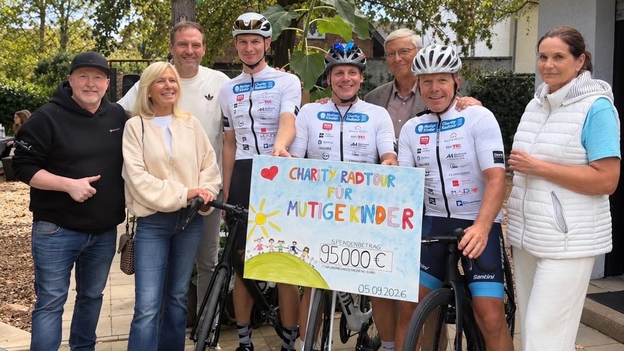 Gruppenbild nach der Charity-Radtour des Vereins „Mutige Kinder“.