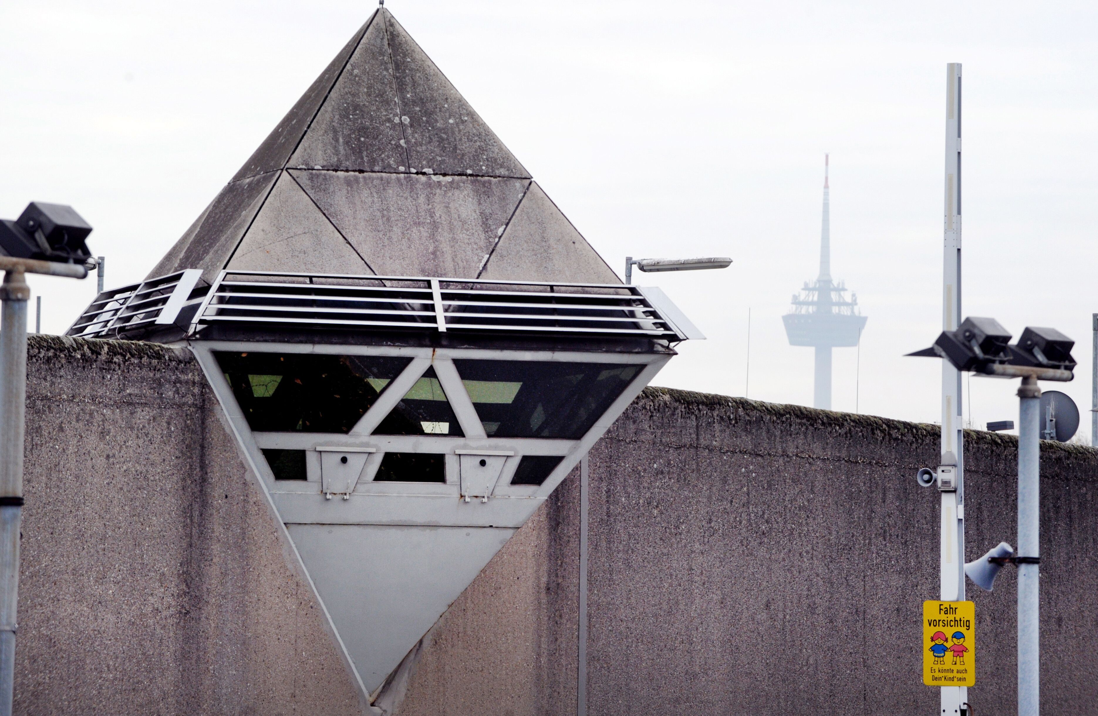 Wachtürme und Sicherheitskameras sind auf der Mauer der Justizvollzugsanstalt Ossendorf zu sehen. (zu dpa: "Im Kittchen ist noch Platz - Belegung bei gut 70 Prozent") +++ dpa-Bildfunk +++