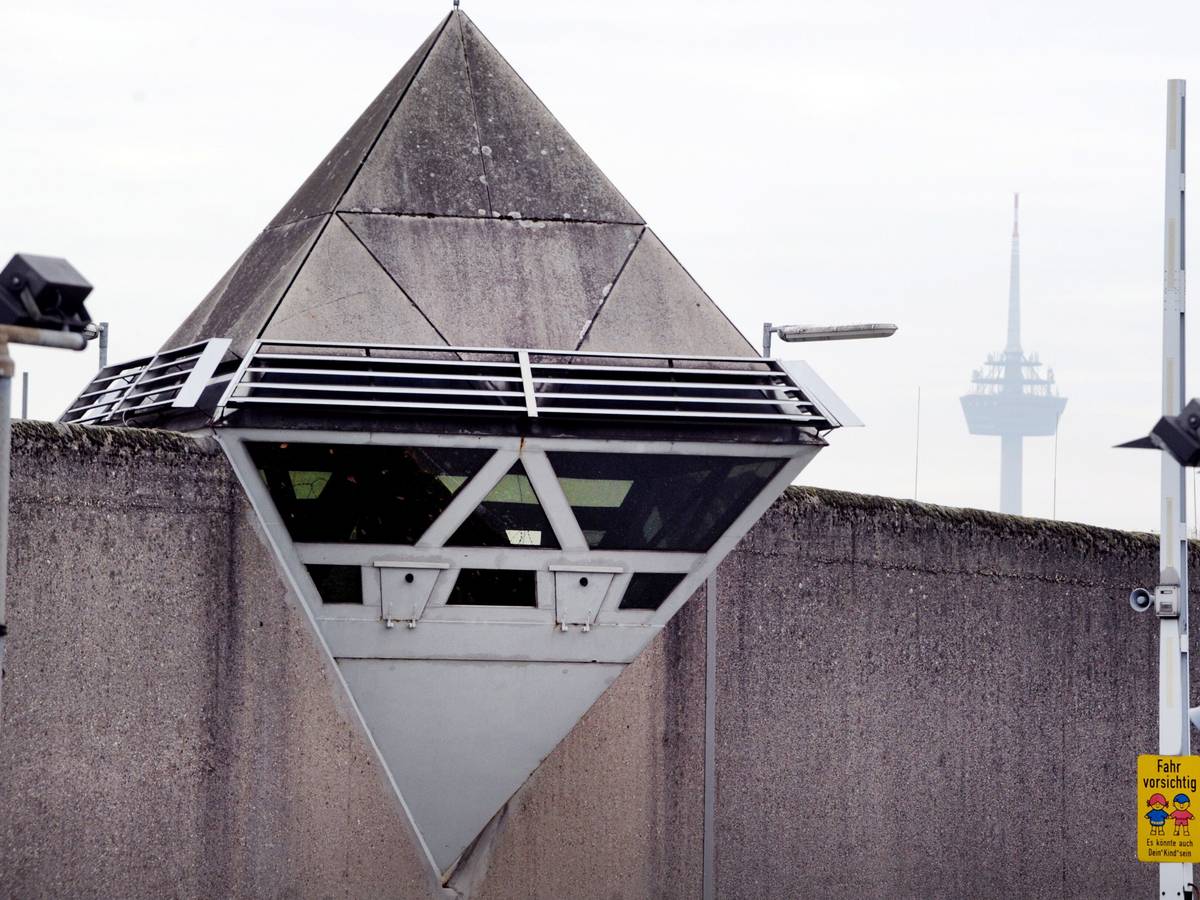 Wachtürme und Sicherheitskameras sind auf der Mauer der Justizvollzugsanstalt Ossendorf zu sehen. (zu dpa: "Im Kittchen ist noch Platz - Belegung bei gut 70 Prozent") +++ dpa-Bildfunk +++