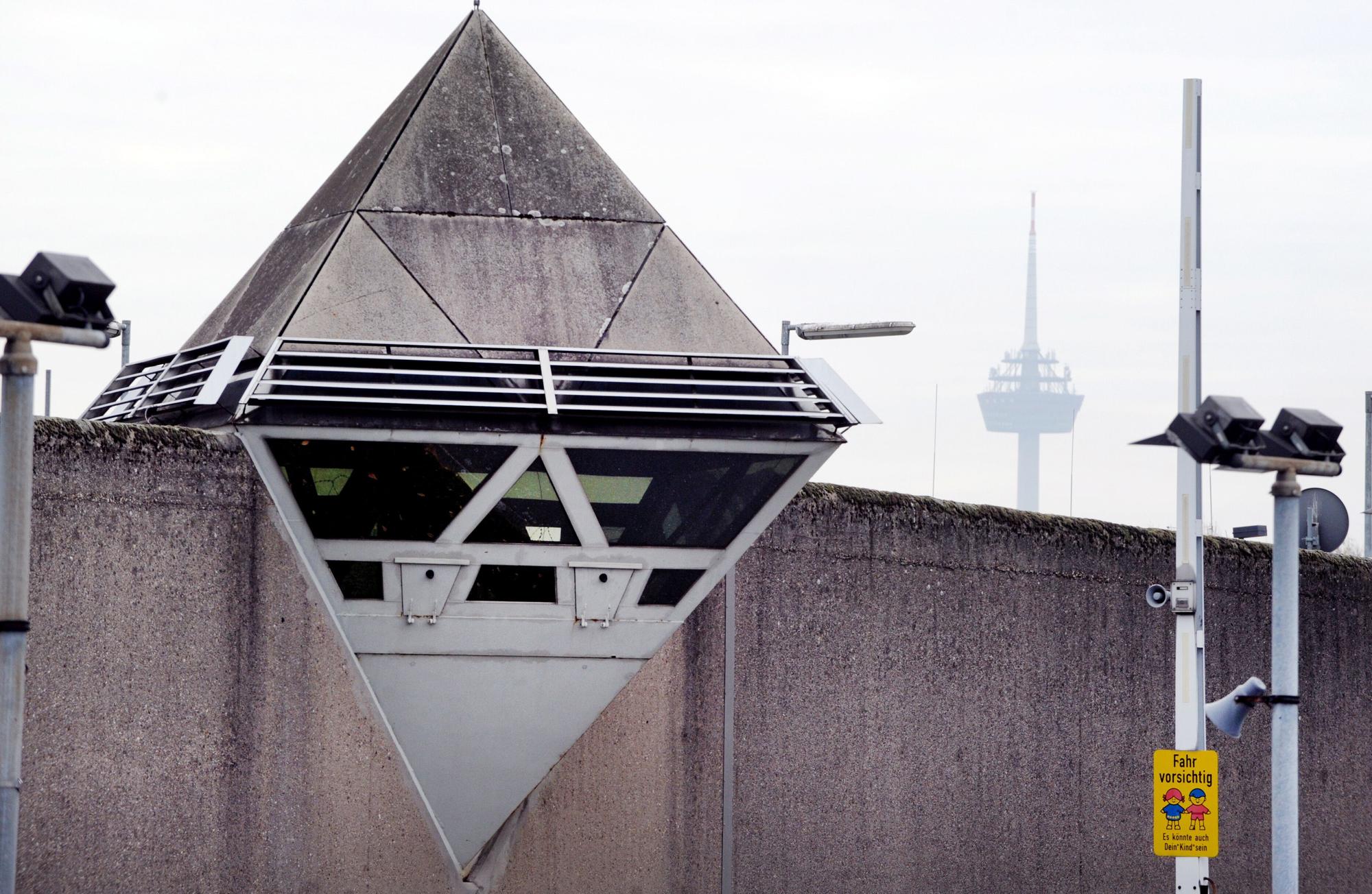Wachtürme und Sicherheitskameras sind auf der Mauer der Justizvollzugsanstalt Ossendorf zu sehen. (zu dpa: "Im Kittchen ist noch Platz - Belegung bei gut 70 Prozent") +++ dpa-Bildfunk +++
