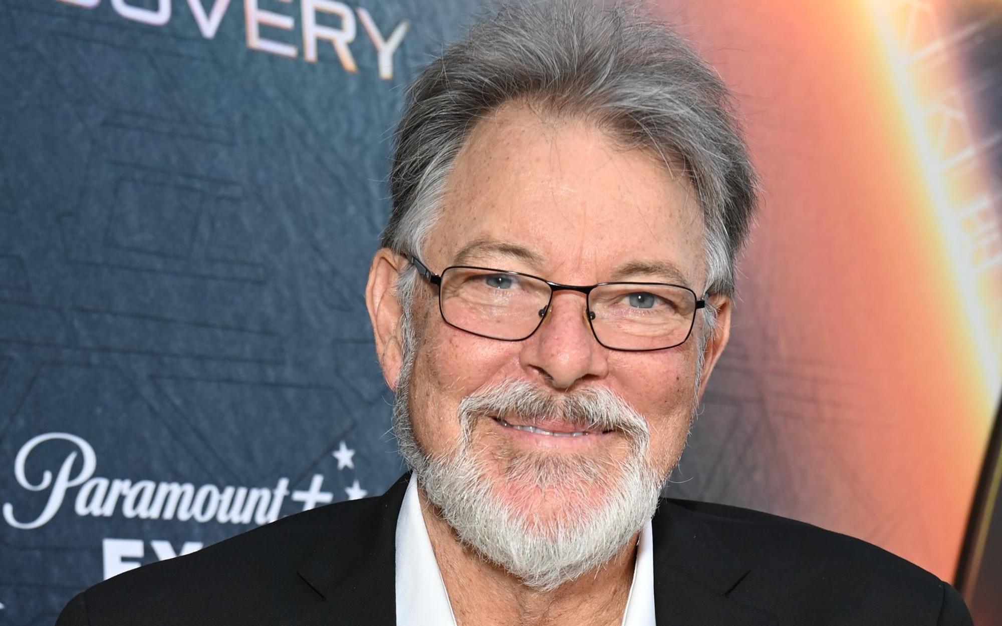 Jonathan Frakes erinnert sich daran, wie albern alle am Set der ersten Staffel von „Star Trek: The Next Generation“ waren - sehr zum Missfallen von Patrick Stewart. (Bild: 2024 Getty Images/Jon Kopaloff)
