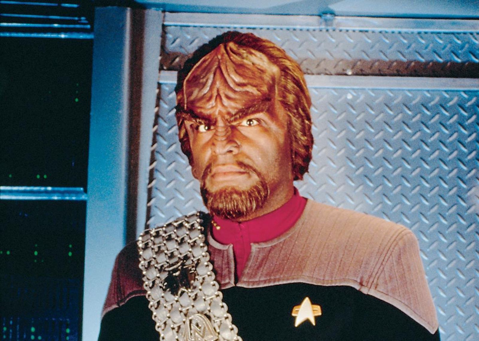 Der Klingone Worf war nicht nur in „The Next Generation“ dabei, sondern auch im Nachfolger „Deep Space Nine“. Insgesamt hat Darsteller Michael Dorn in 354 „Star Trek“-Episoden mitgewirkt. Somit ist der stolze Krieger der heimliche Star der Serie. (Bild: Paramount)