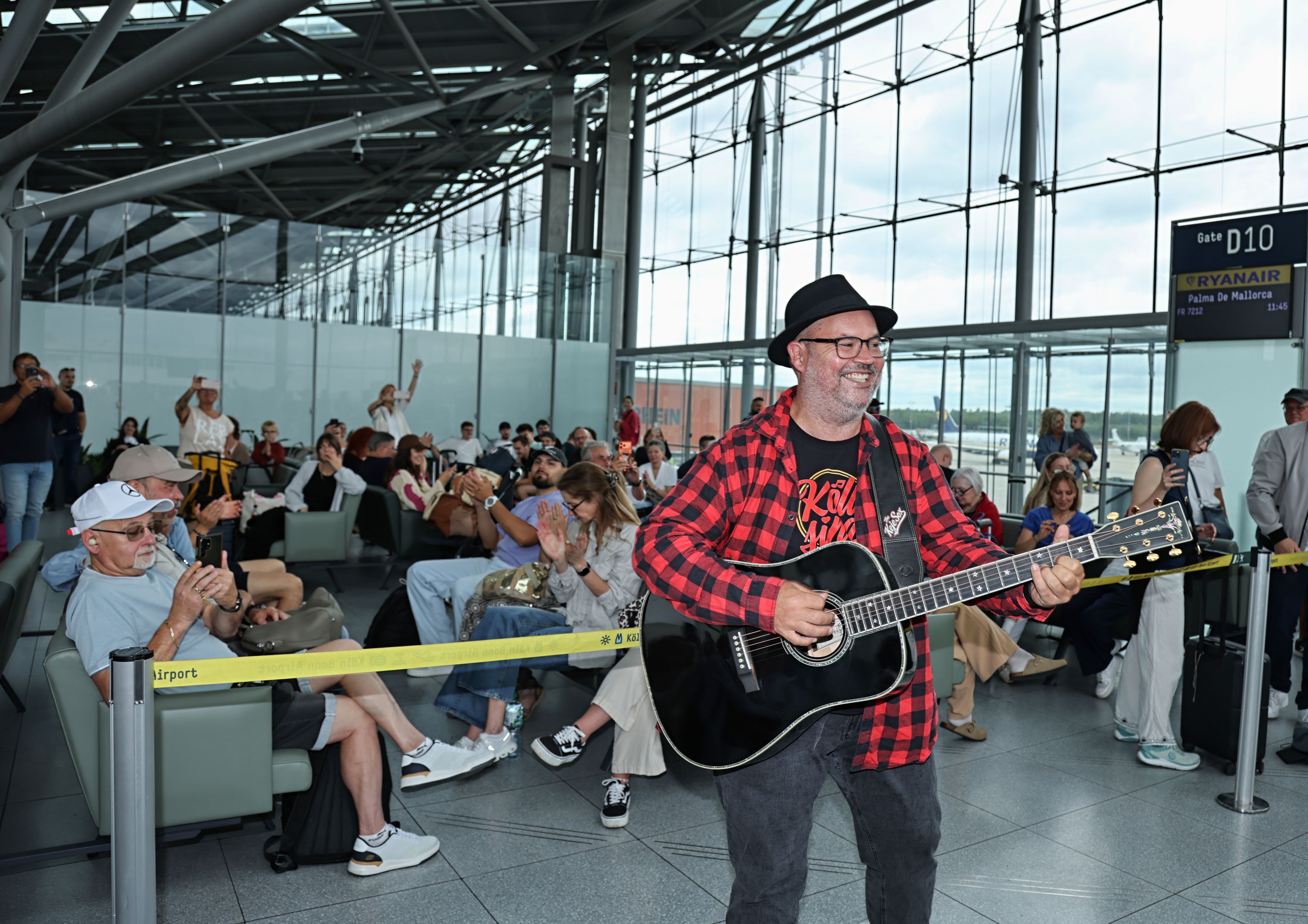 Björn Heuser singt am Flughafen ein Ständchen.