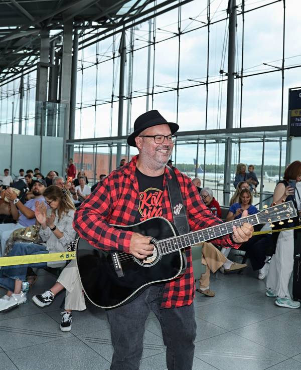 Björn Heuser singt am Flughafen ein Ständchen.