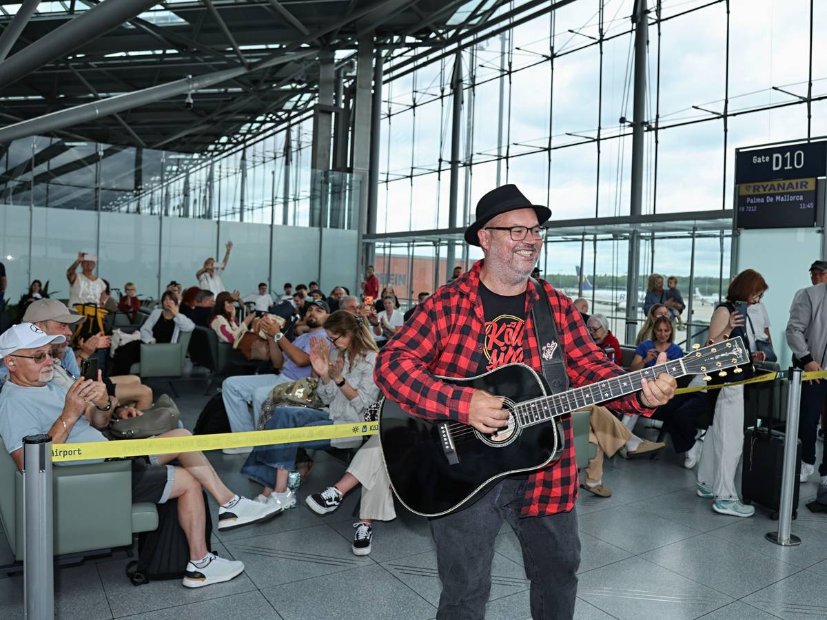 Björn Heuser singt am Flughafen ein Ständchen.