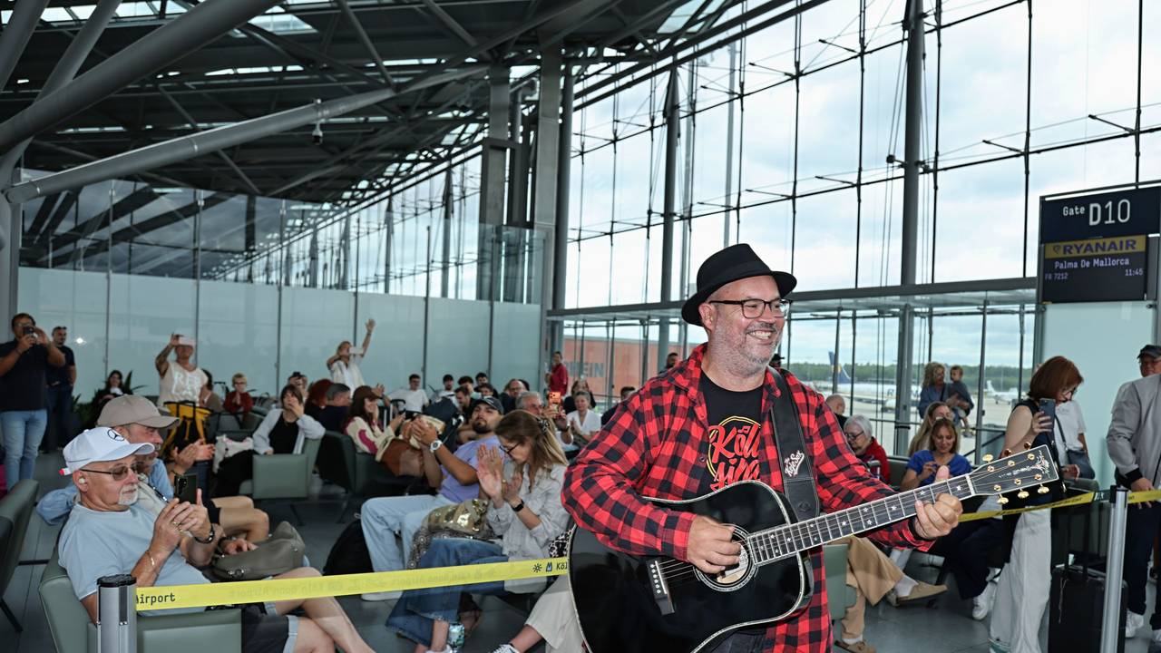 Björn Heuser singt am Flughafen ein Ständchen.