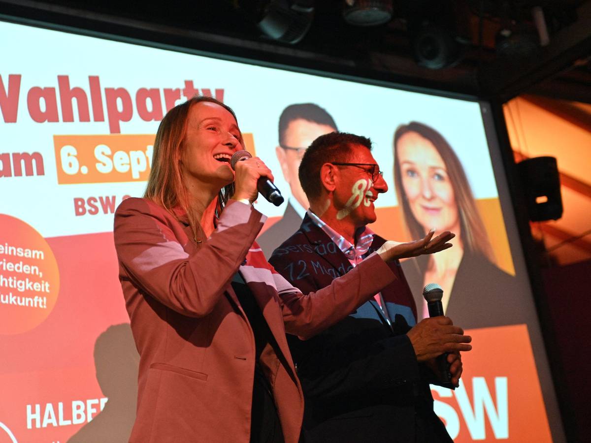 Claudia Wittig (l, BSW), Spitzenkandidatin des BSW Sachsen-Anhalt, reagiert neben Thomas Schulze (BSW, r), Spitzenkandidat und Landesvorsitzender des BSW Sachsen-Anhalt bei der Wahlparty BSW in Halber85 nach den ersten Hochrechnungen der Landtagswahl in Sachsen-Anhalt. A