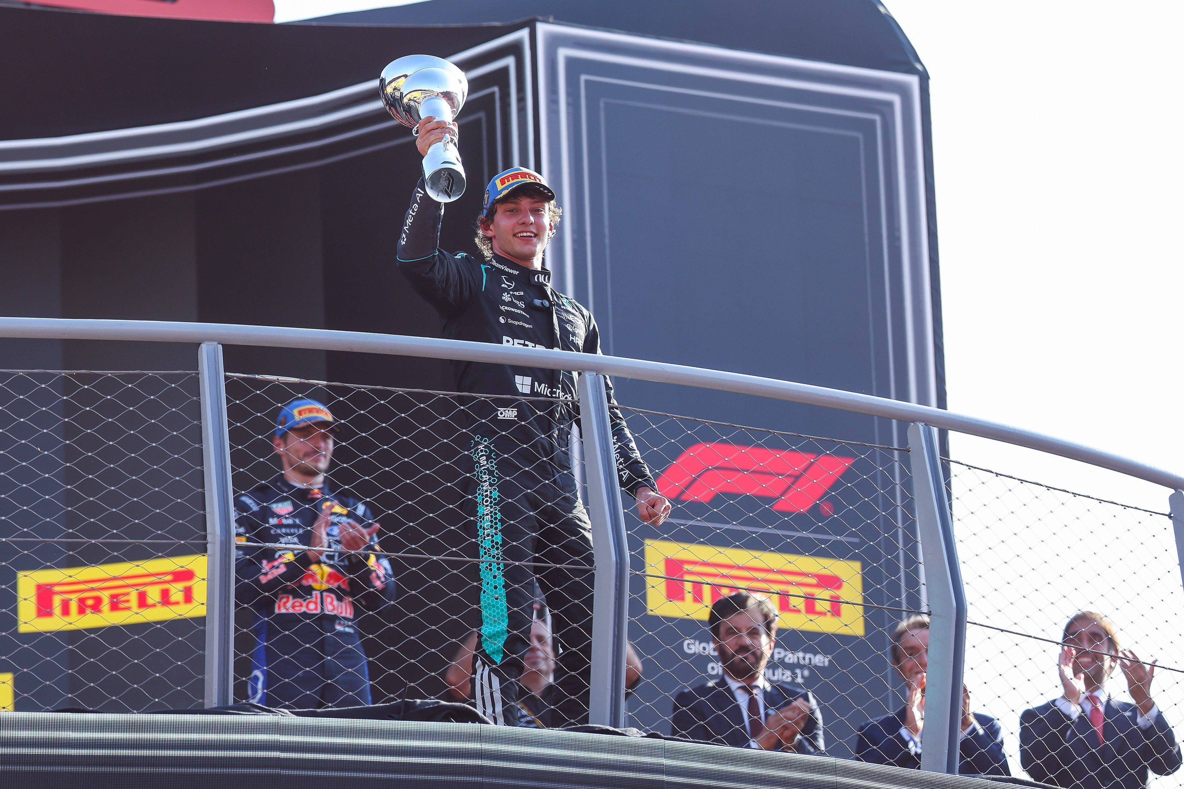 Kimi Antonelli hält seinen Pokal in die Höhe.