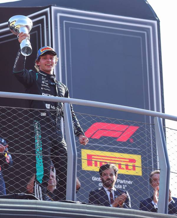 Kimi Antonelli hält seinen Pokal in die Höhe.