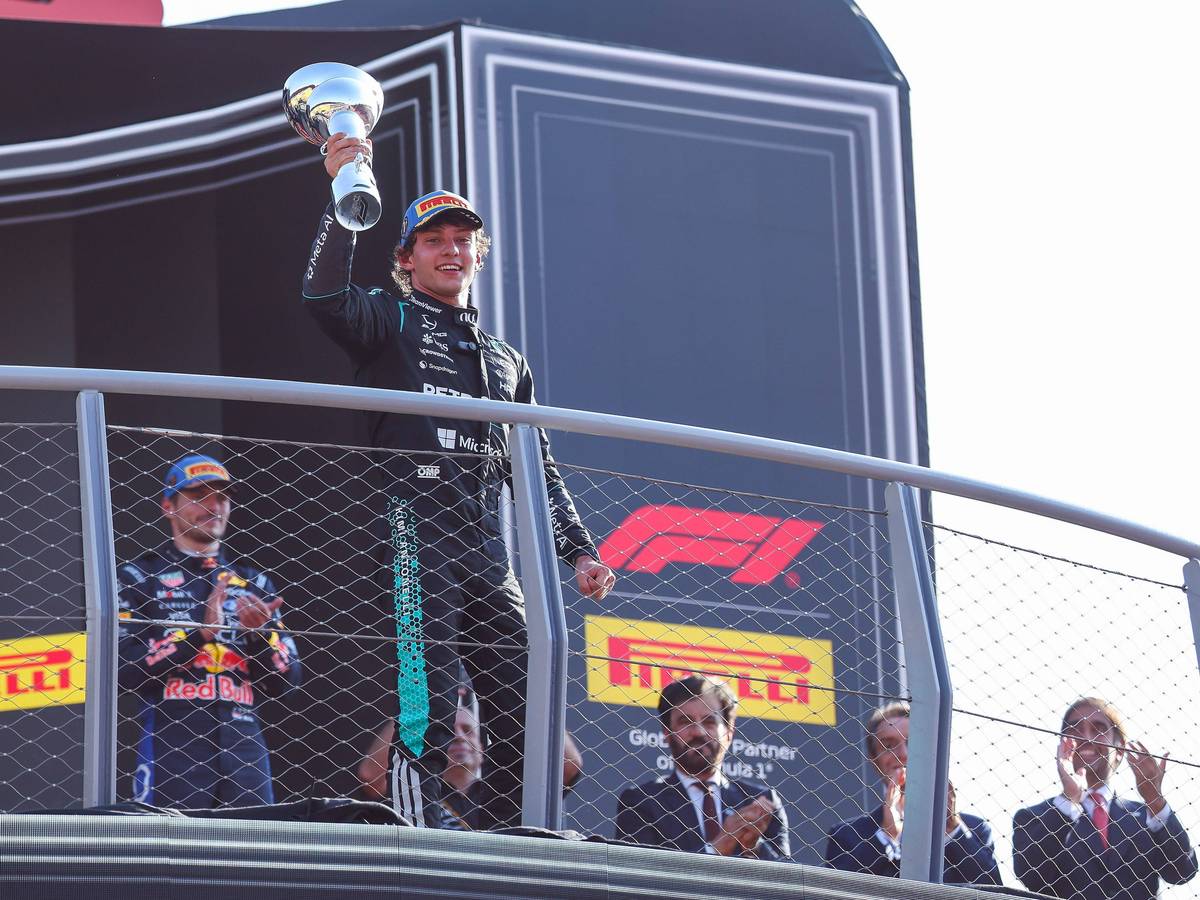 Kimi Antonelli hält seinen Pokal in die Höhe.