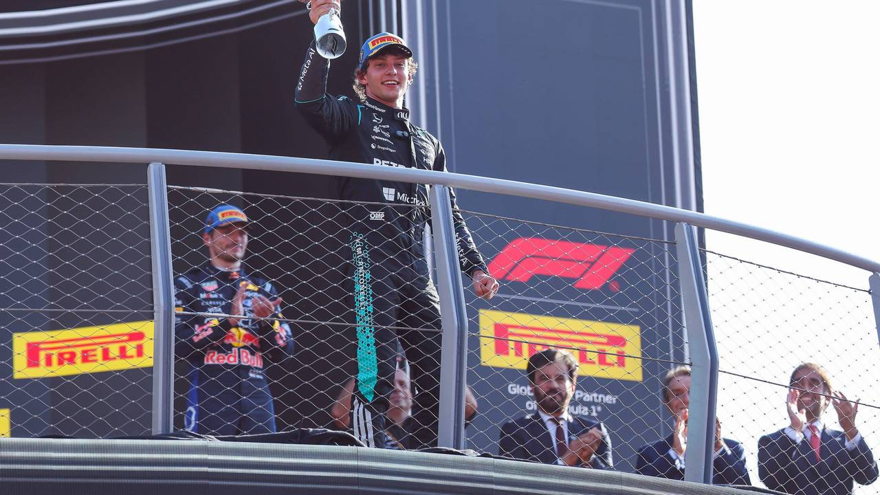 Kimi Antonelli hält seinen Pokal in die Höhe.