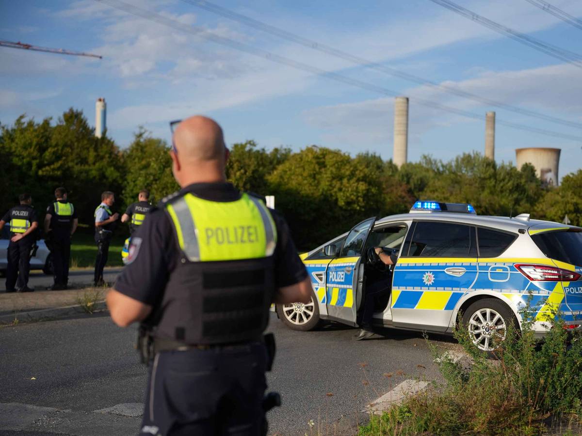 Weisweiler: Polizisten sind am Montag (7. September 2026) nahe dem Kraftwerk (hinten) im Einsatz. Nach einer Serie von Sabotage-Aktionen hat die Polizei ihre Ermittlungen und Fahndung ausgeweitet.