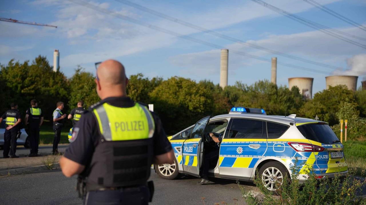Weisweiler: Polizisten sind am Montag (7. September 2026) nahe dem Kraftwerk (hinten) im Einsatz. Nach einer Serie von Sabotage-Aktionen hat die Polizei ihre Ermittlungen und Fahndung ausgeweitet.