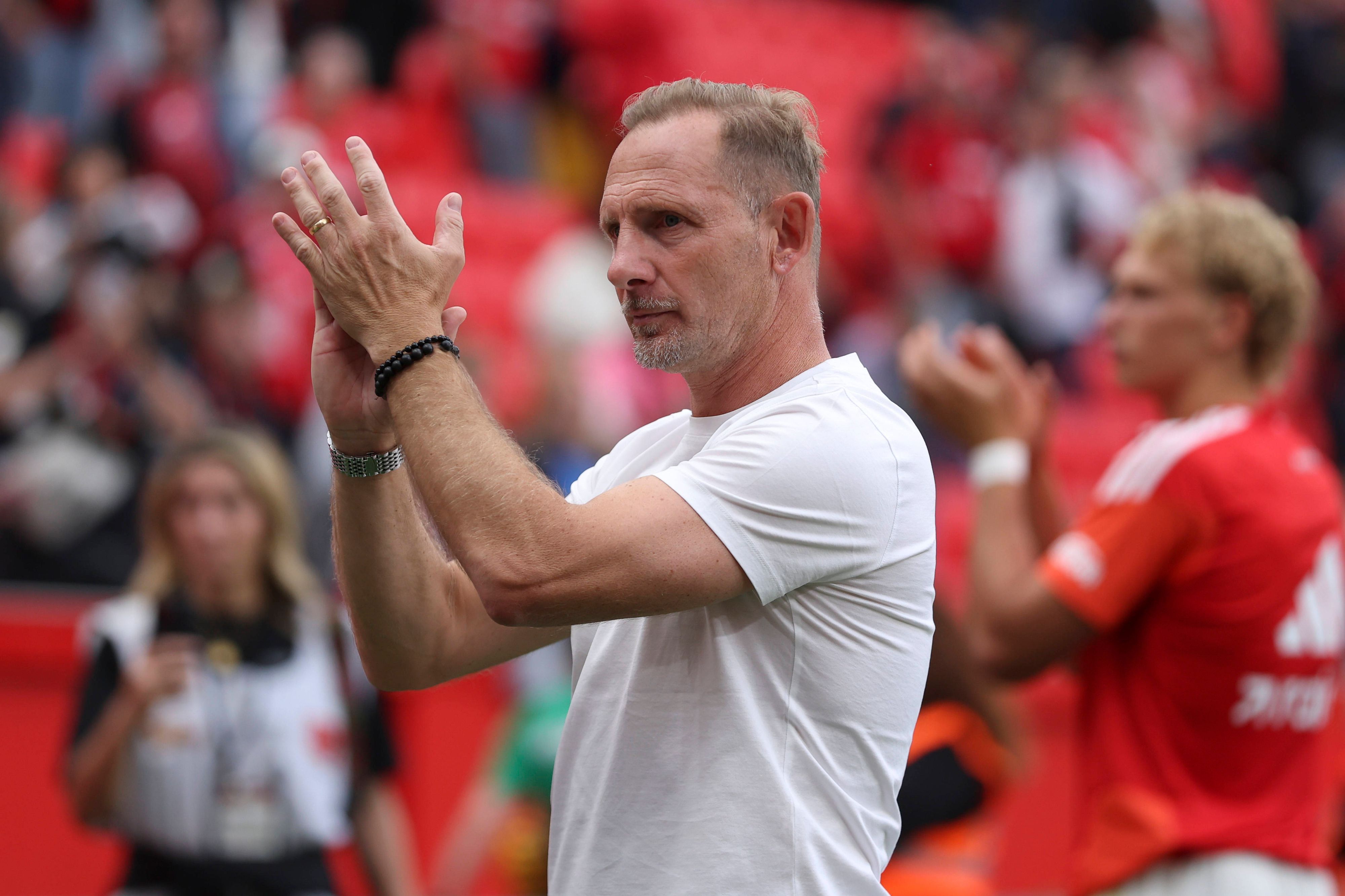 Nach dem Spiel von Union Berlin klatscht Trainer Mauro Lustrinelli in die Hände.