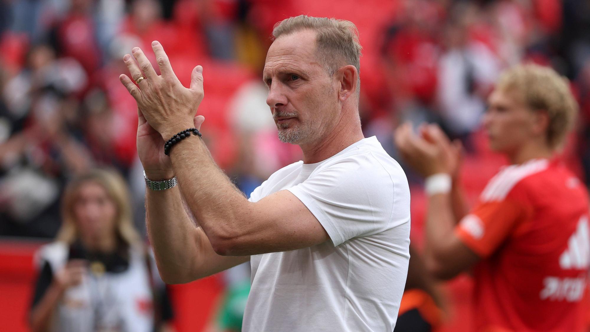 Nach dem Spiel von Union Berlin klatscht Trainer Mauro Lustrinelli in die Hände.