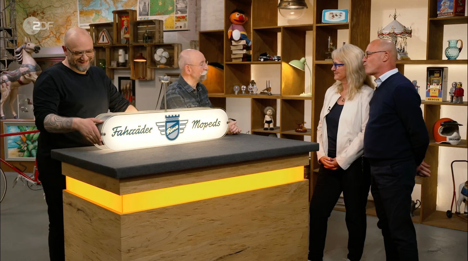 Die Verkäufer Sabine und Harald bekamen die Leuchtreklame vor rund 20 Jahren geschenkt.  (Bild: ZDF)