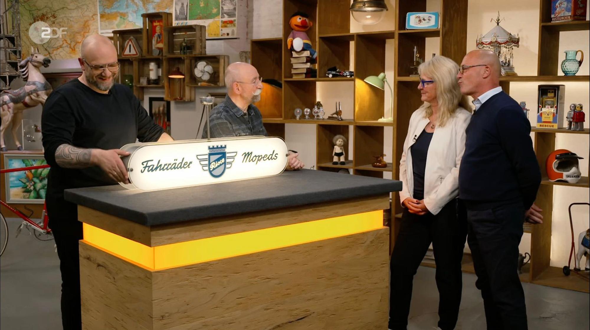 Die Verkäufer Sabine und Harald bekamen die Leuchtreklame vor rund 20 Jahren geschenkt. (Bild: ZDF)