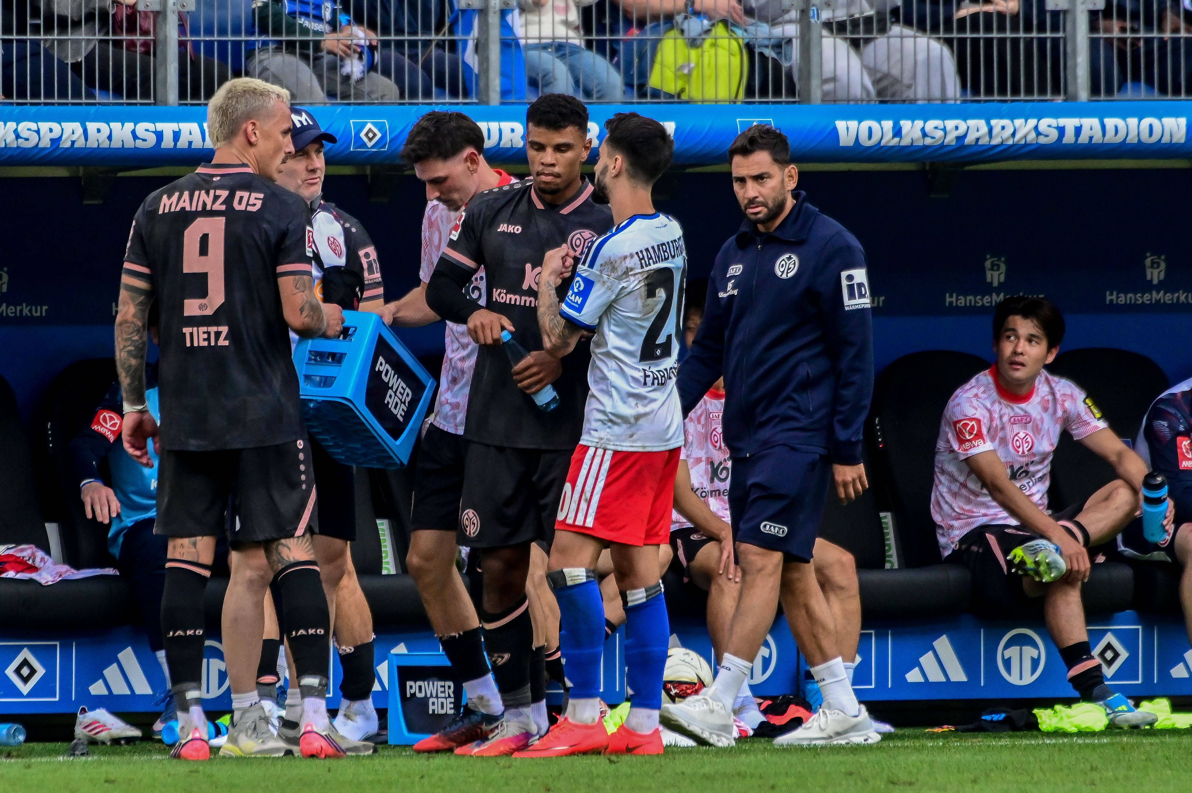 Fabio Vieira vom HSV stellt den Mainzer Ransdorf Königsdörffer zur Rede.