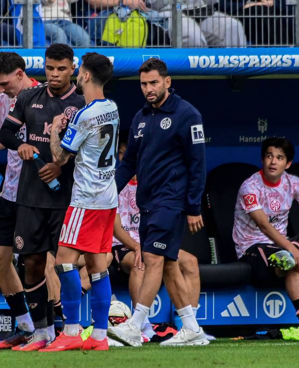 Fabio Vieira vom HSV stellt den Mainzer Ransdorf Königsdörffer zur Rede.