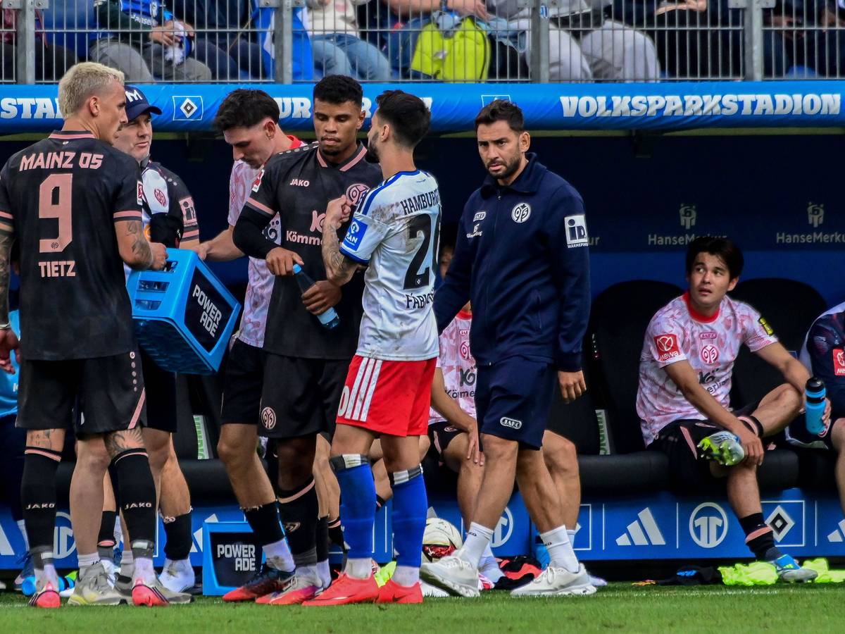Fabio Vieira vom HSV stellt den Mainzer Ransdorf Königsdörffer zur Rede.