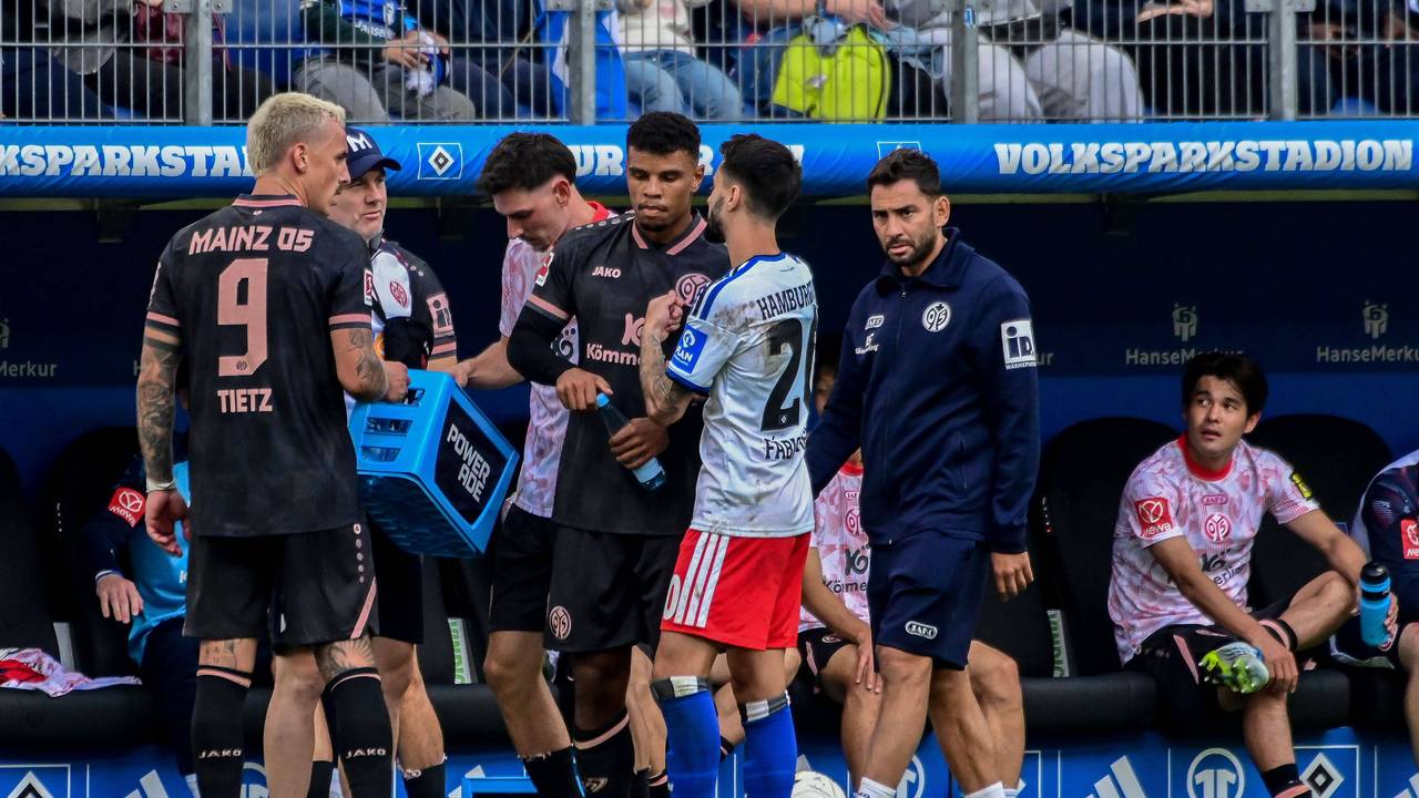 Fabio Vieira vom HSV stellt den Mainzer Ransdorf Königsdörffer zur Rede.