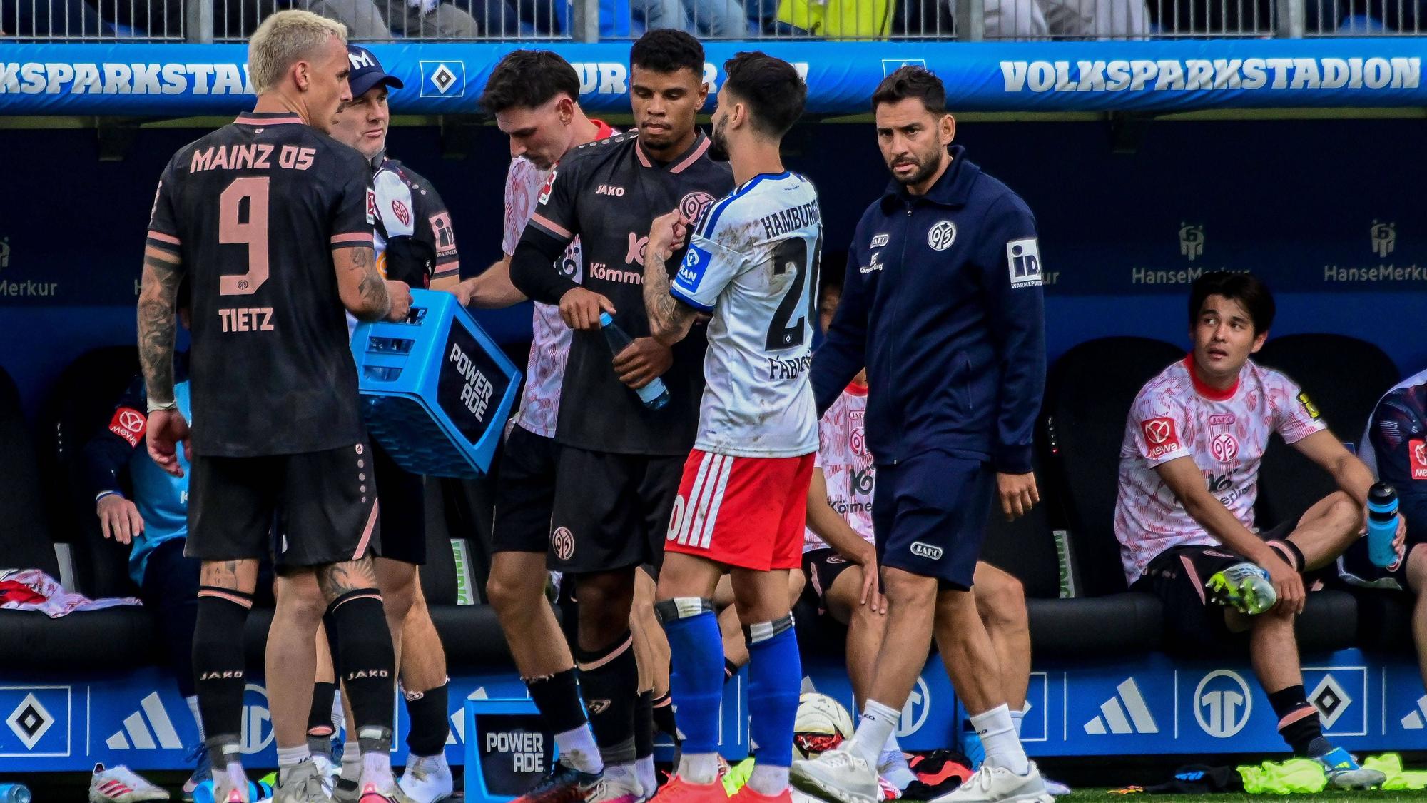 Fabio Vieira vom HSV stellt den Mainzer Ransdorf Königsdörffer zur Rede.
