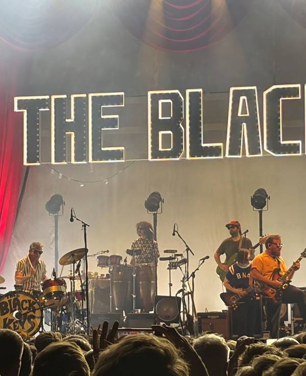 Volles Pfund im Palladium: The Black Keys mit ihren Frontmännern Dan Auerbach (rechts) und Drummer Patrick Carney (links) bei der Arbeit.