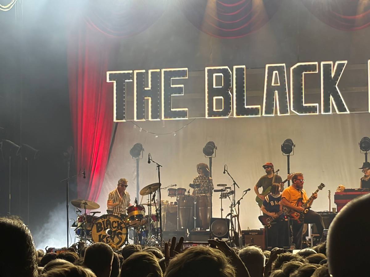 Volles Pfund im Palladium: The Black Keys mit ihren Frontmännern Dan Auerbach (rechts) und Drummer Patrick Carney (links) bei der Arbeit.