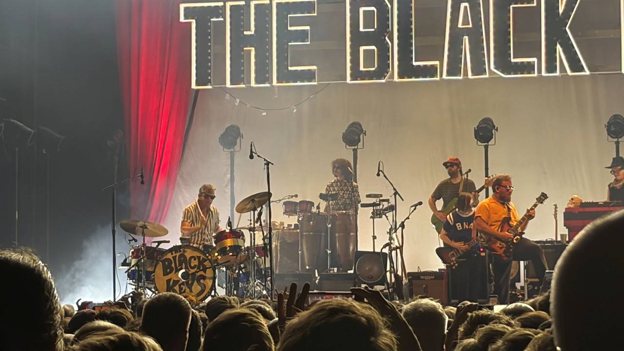 Volles Pfund im Palladium: The Black Keys mit ihren Frontmännern Dan Auerbach (rechts) und Drummer Patrick Carney (links) bei der Arbeit.