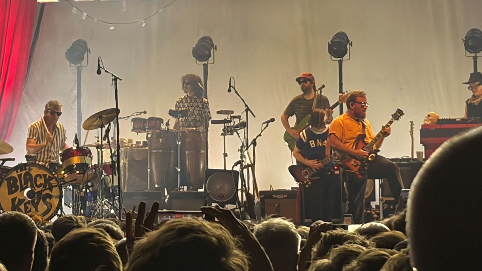 Volles Pfund im Palladium: The Black Keys mit ihren Frontmännern Dan Auerbach (rechts) und Drummer Patrick Carney (links) bei der Arbeit.
