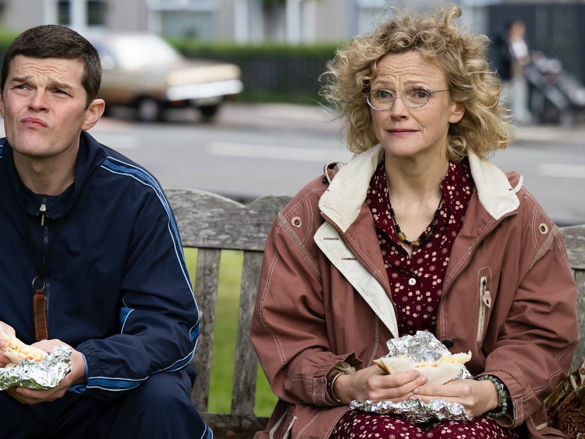 John Davidson (Robert Aramayo) leidet an Tourette, einer Krankheit, die in den 1980-ern und 1990-ern nur wenige kennen. Dottie Achenbach (Maxine Peake) ist eine der wenigen Menschen, die ihm helfen wollen. (Bild: Leonine/Wild Bunch Germany/Graeme Hunter)