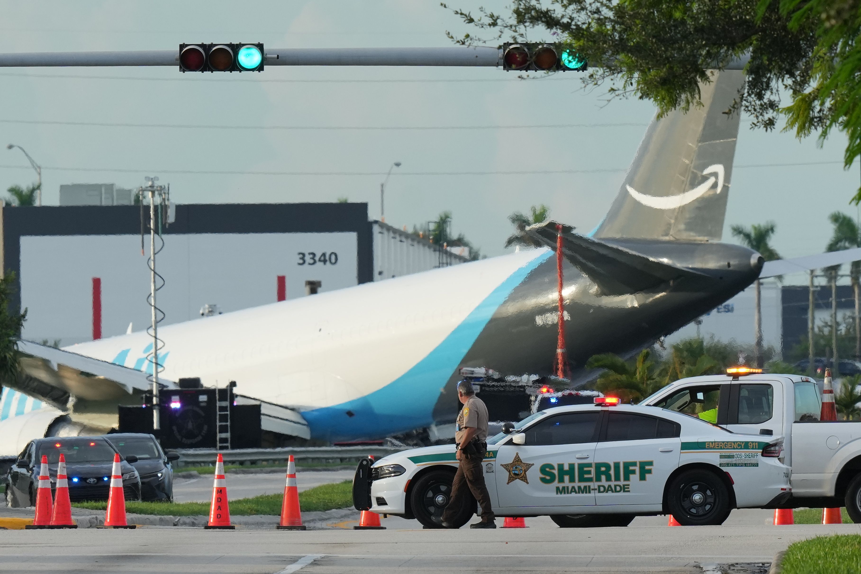 Ein Amazon-Frachtflugzeug steht auf dem Miami International Airport (MIA), nachdem es über die Landebahn hinausgeschossen war.