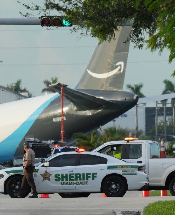 Ein Amazon-Frachtflugzeug steht auf dem Miami International Airport (MIA), nachdem es über die Landebahn hinausgeschossen war.