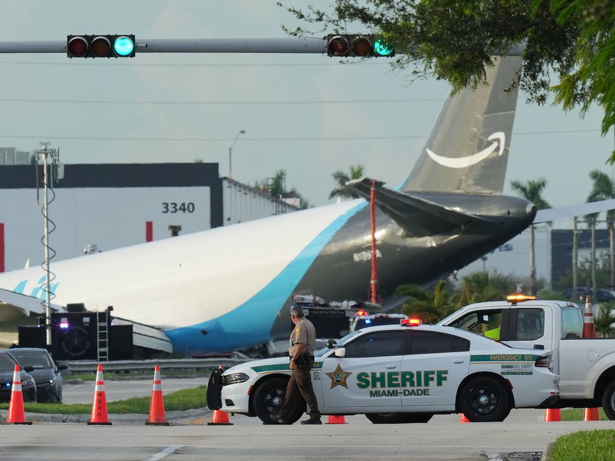 Ein Amazon-Frachtflugzeug steht auf dem Miami International Airport (MIA), nachdem es über die Landebahn hinausgeschossen war.