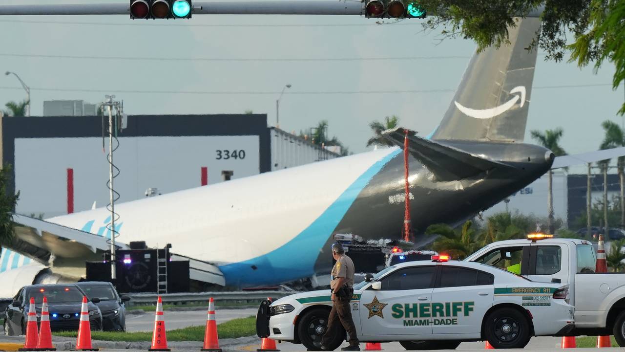 Ein Amazon-Frachtflugzeug steht auf dem Miami International Airport (MIA), nachdem es über die Landebahn hinausgeschossen war.