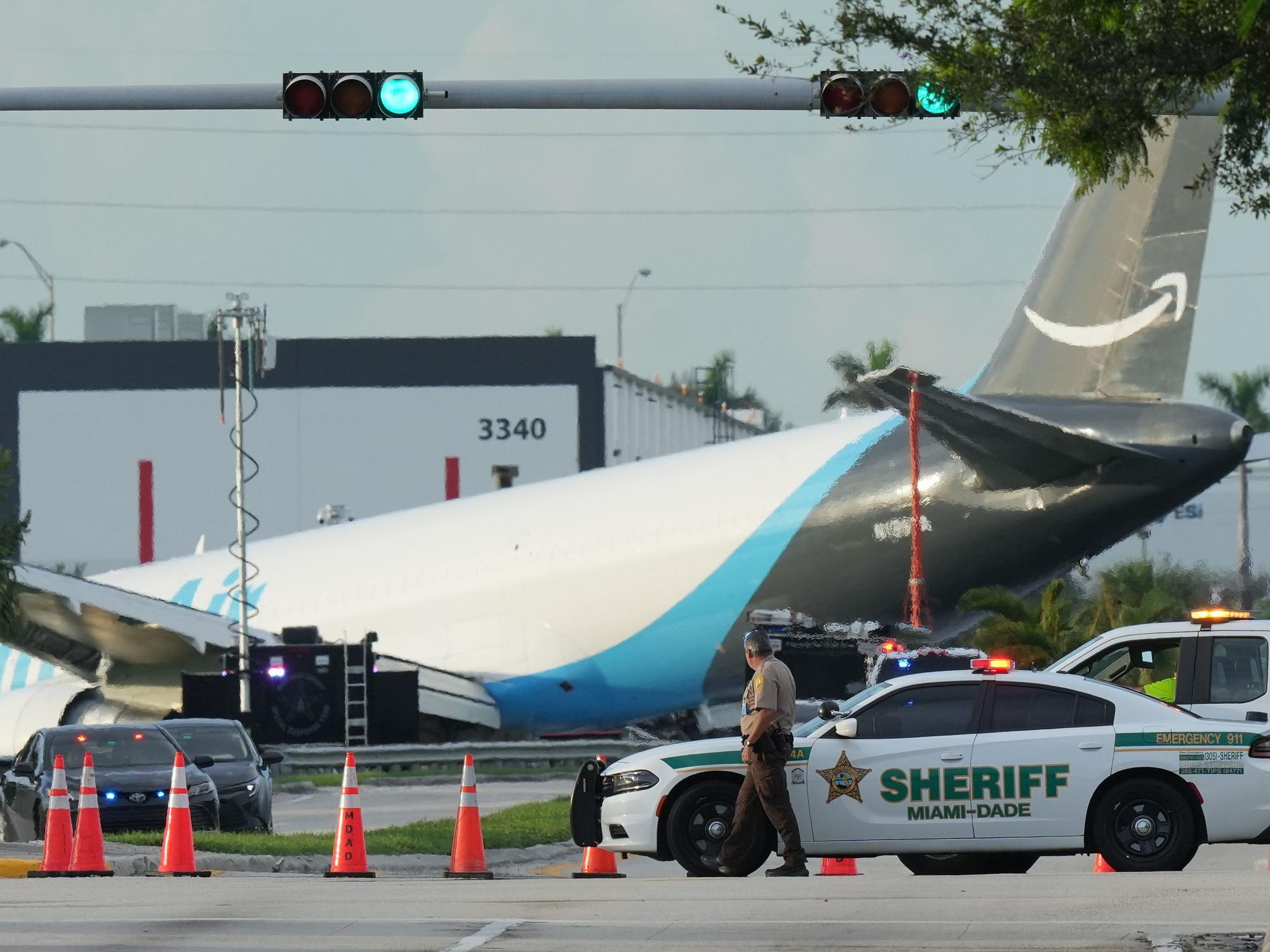 Ein Amazon-Frachtflugzeug steht auf dem Miami International Airport (MIA), nachdem es über die Landebahn hinausgeschossen war.